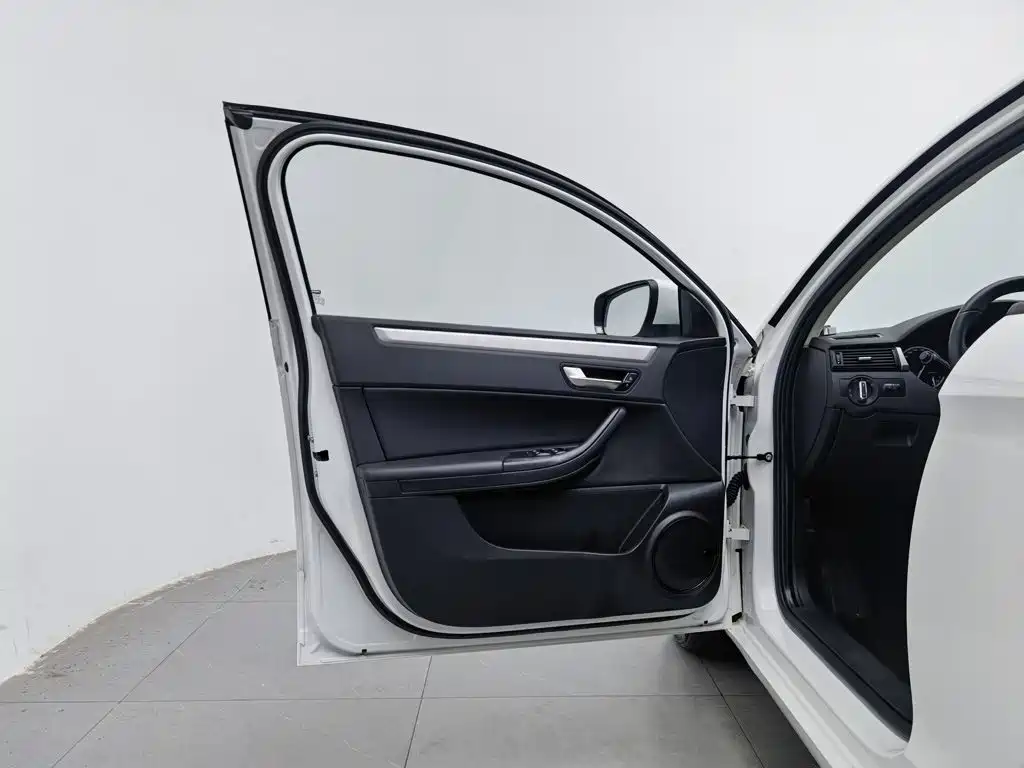 Qoros Qoros 3 — миниатюра 8