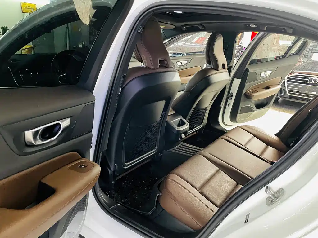 Volvo S60 2025 B4 Luxury