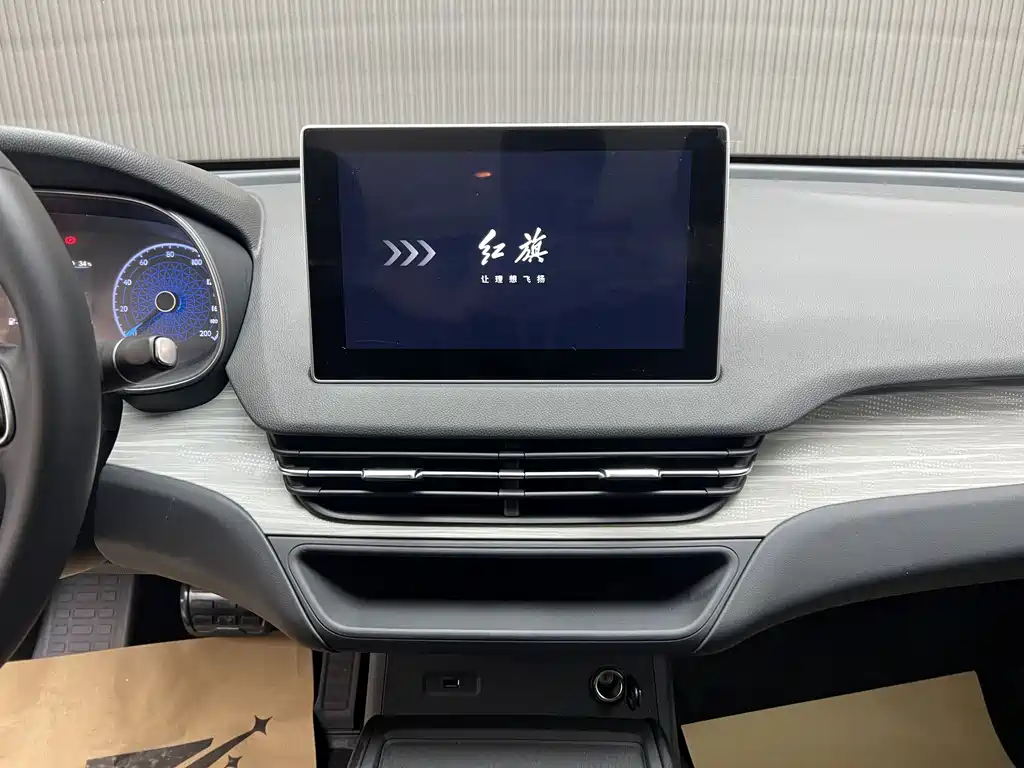 Hongqi Hongqi E-QM5 — миниатюра 8
