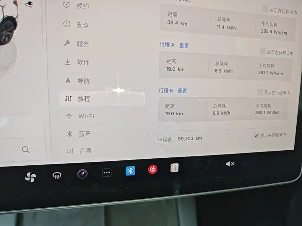 Tesla Model Y — миниатюра 12