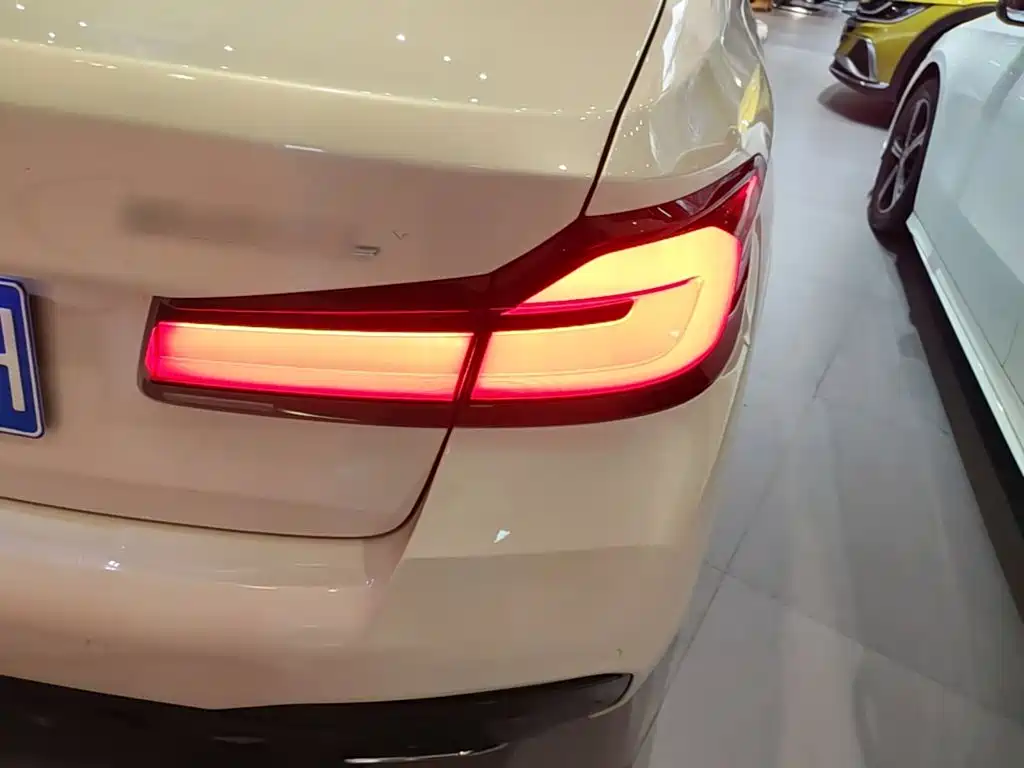 BMW 5 Series — миниатюра 8