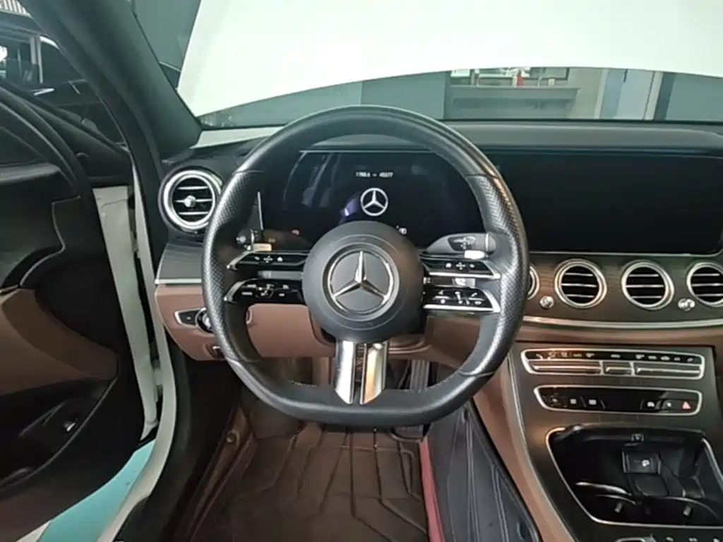 Mercedes-Benz E-Class — миниатюра 11