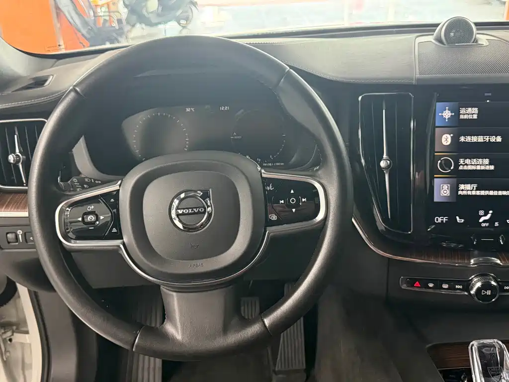 Volvo XC60 PHEV — миниатюра 10
