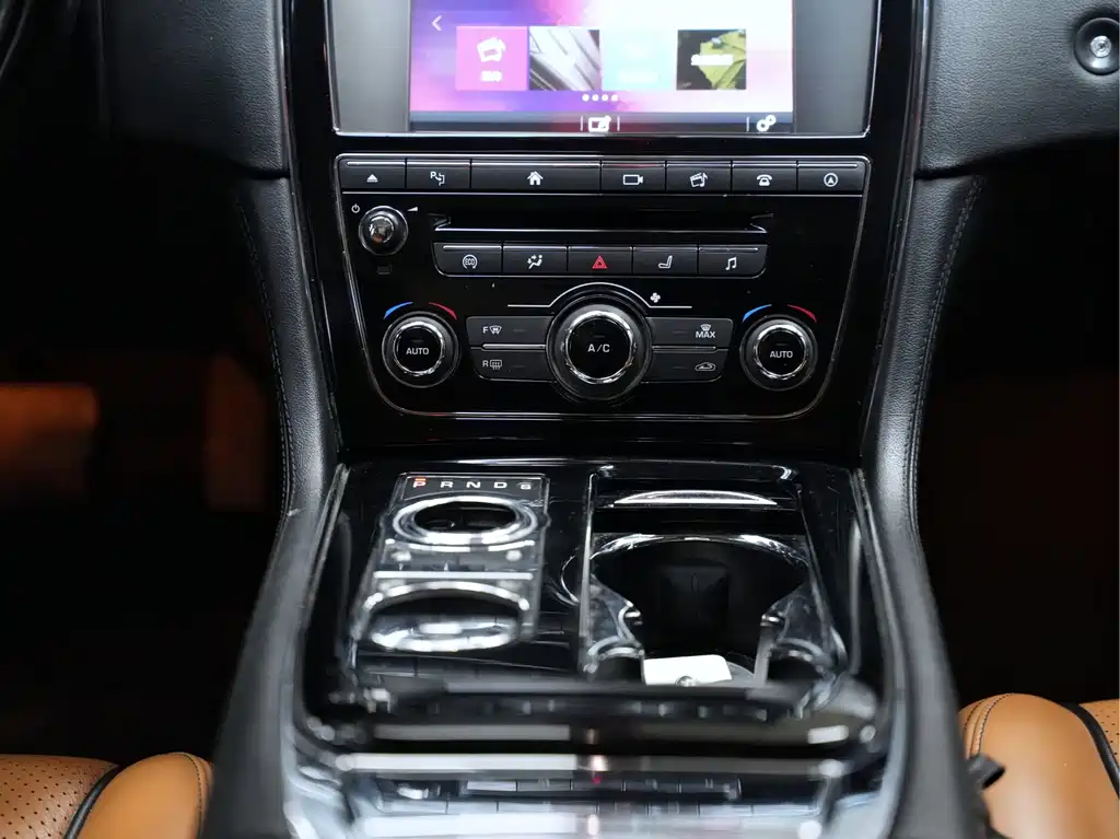 Jaguar XJ — миниатюра 19