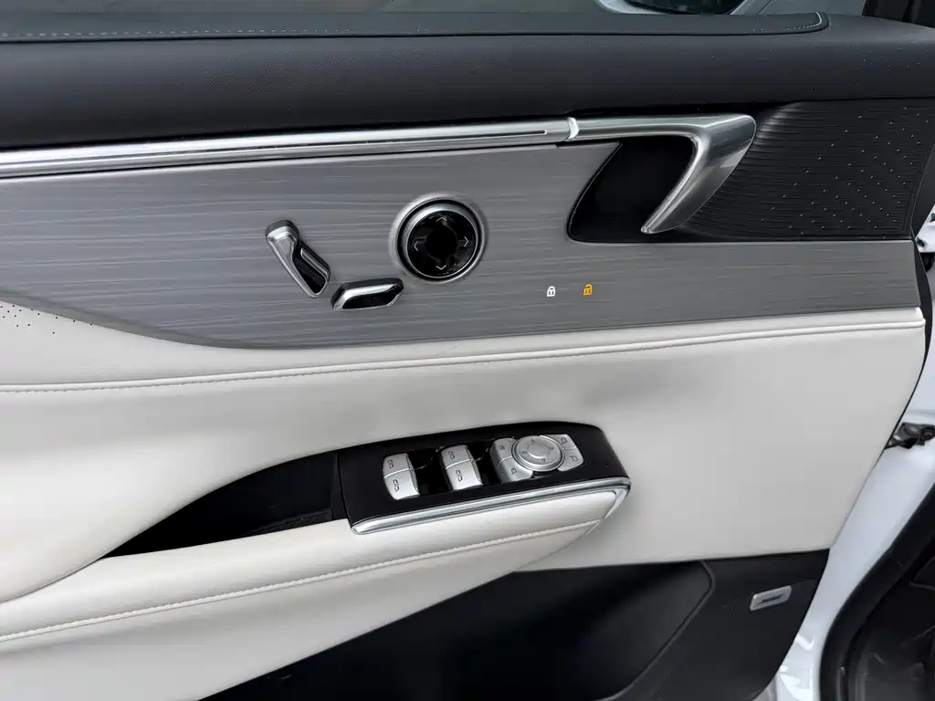 Buick GL8 Hybrid — миниатюра 5