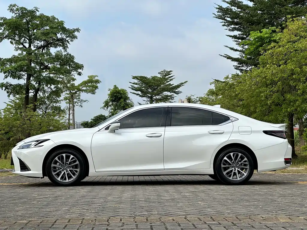 Lexus ES — миниатюра 16