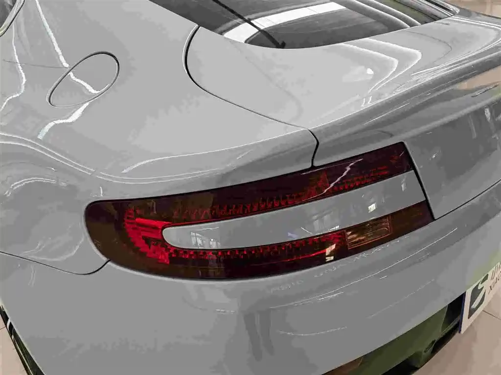 ASTON MARTIN V8 VANTAGE