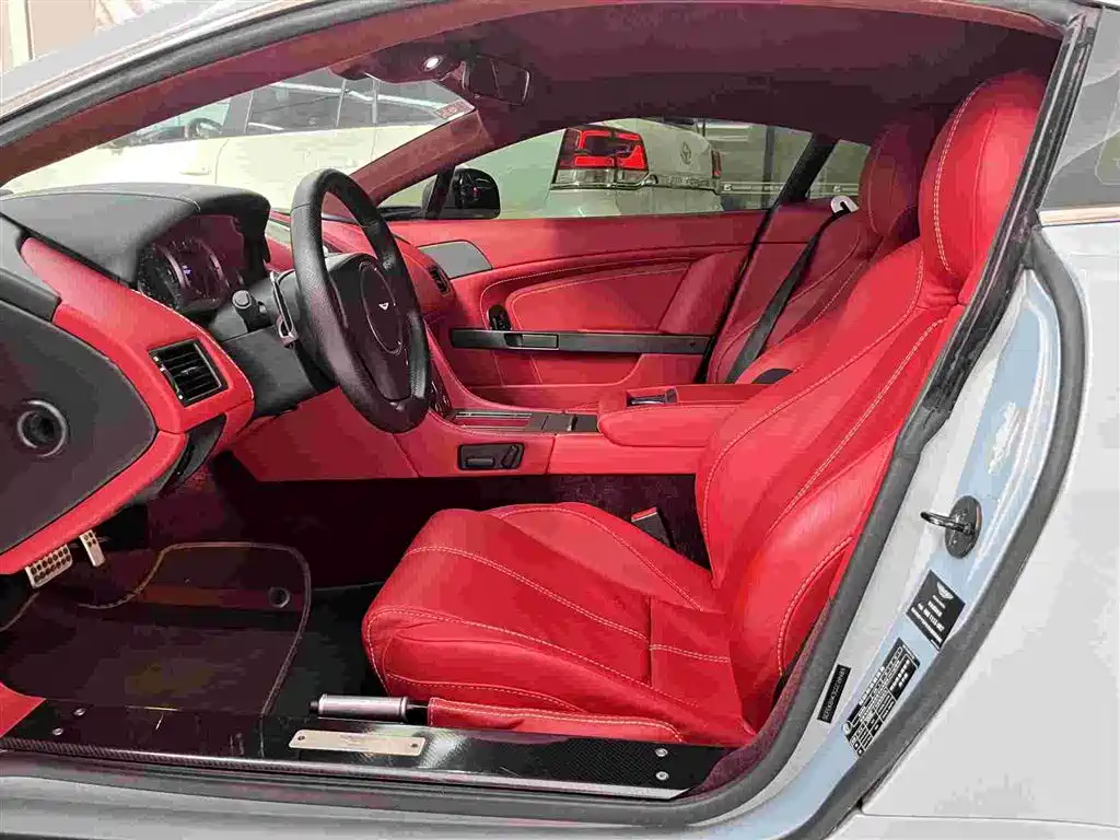 ASTON MARTIN V8 VANTAGE