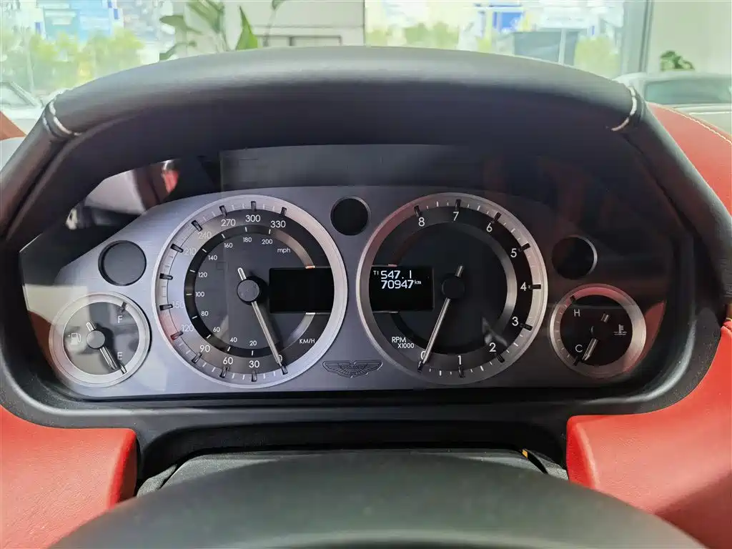 ASTON MARTIN V8 VANTAGE