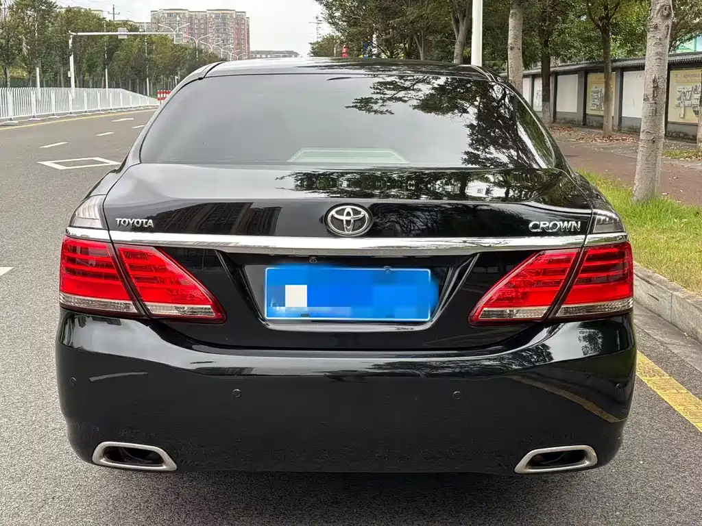 Toyota Crown — миниатюра 5