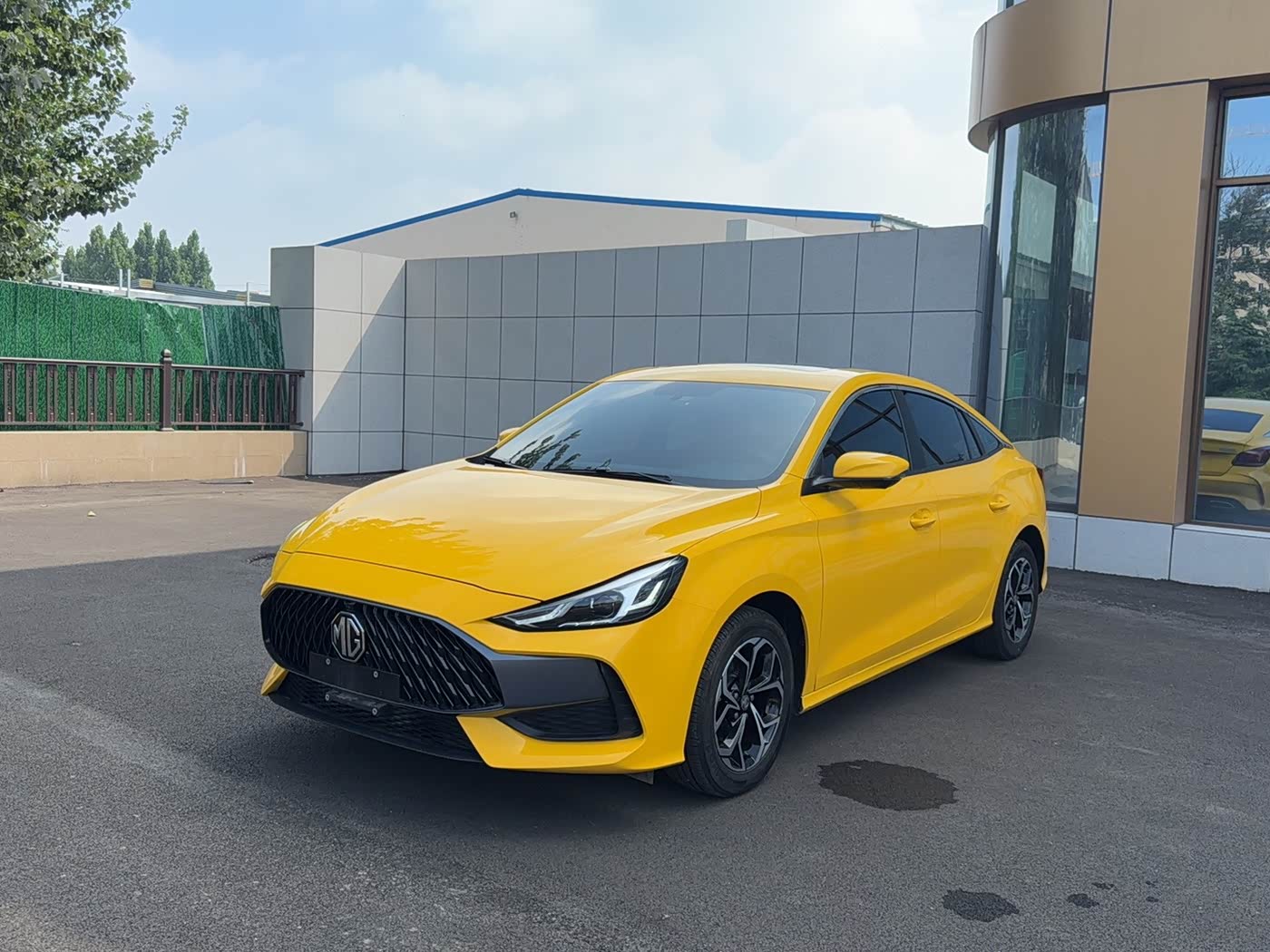 MG MG5 1.5 л 2023 г. желто-оранжевый, пробег 20000 км