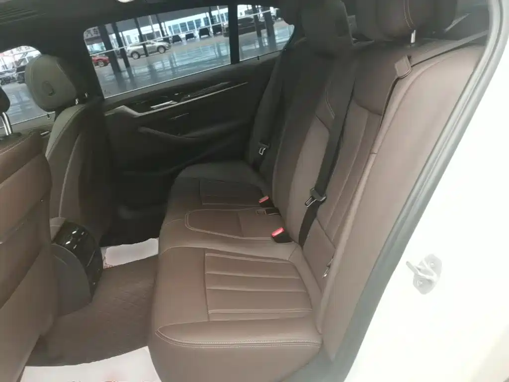 BMW 5 Series — миниатюра 17