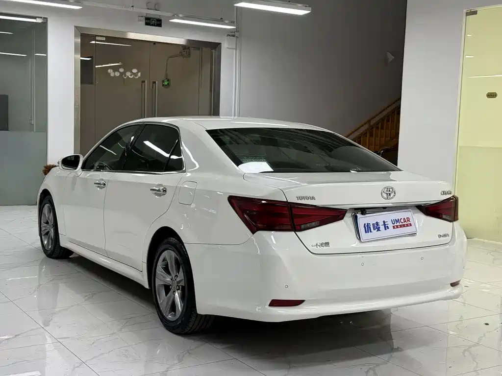 Toyota Crown — миниатюра 4