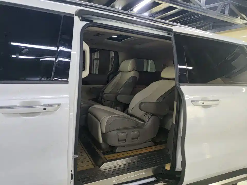 Kia Carnival — миниатюра 4