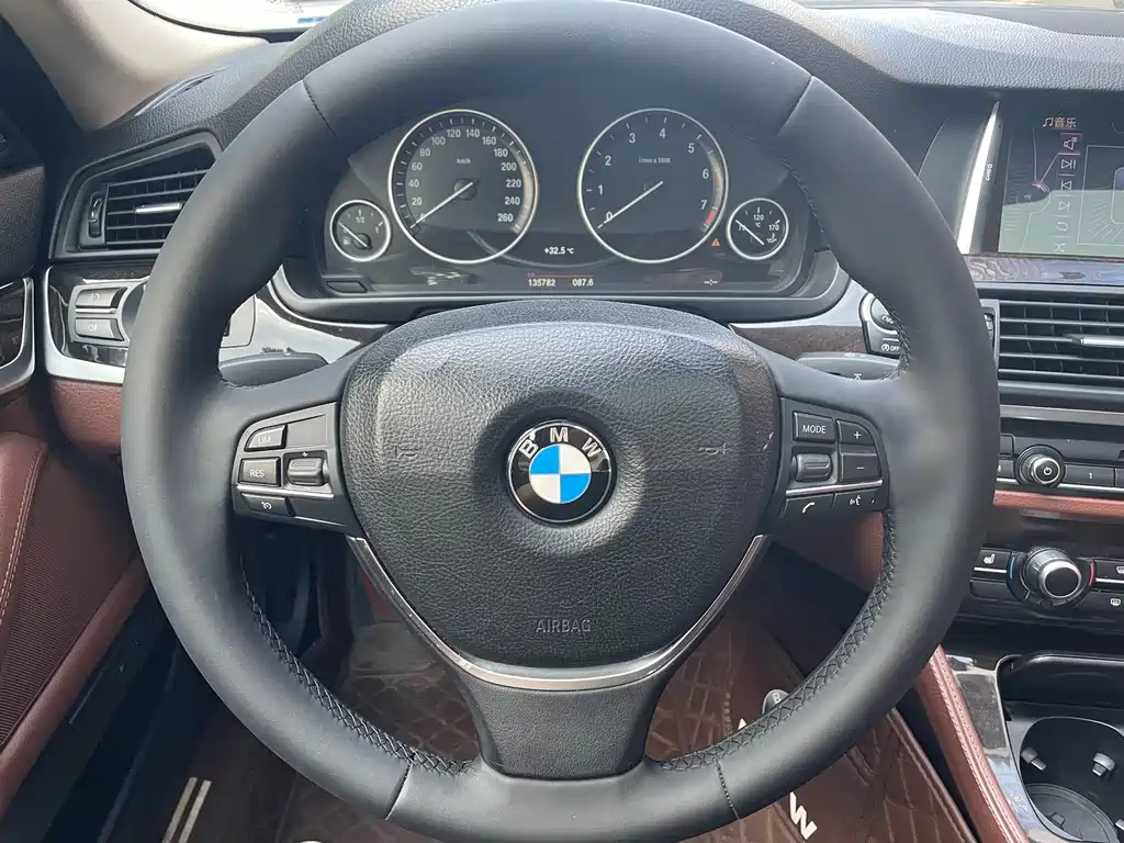 BMW 5 Series — миниатюра 9