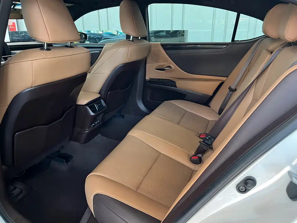 Lexus ES — миниатюра 11
