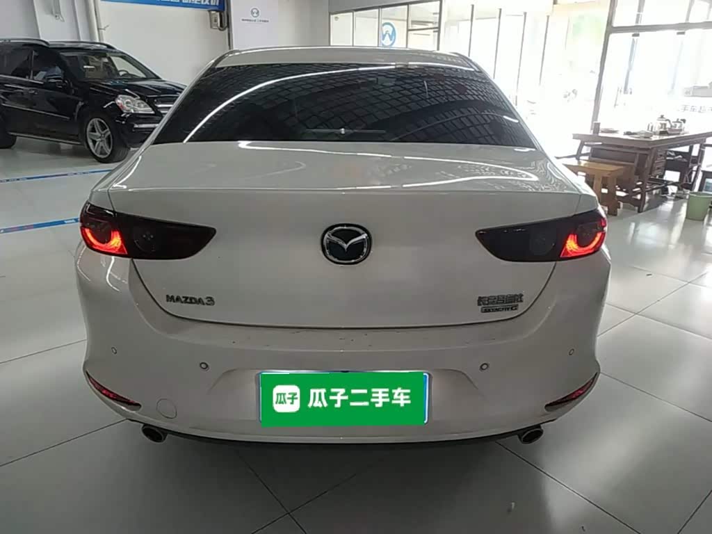 Mazda Mazda3 Axela 2.0 л 2023 г. Белый, пробег 42699 км