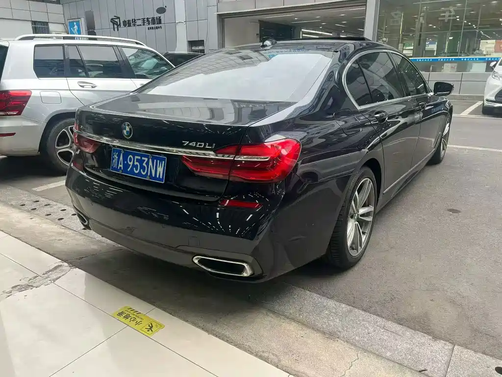 BMW 7 Series — миниатюра 13