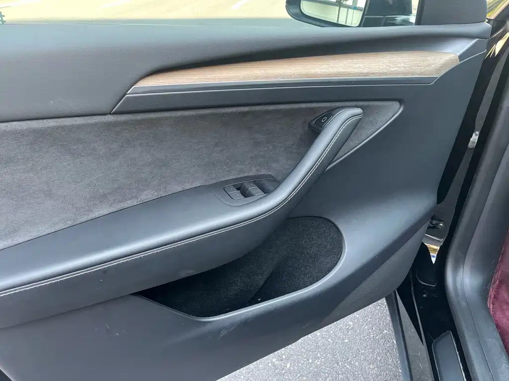 Tesla Model Y — миниатюра 16