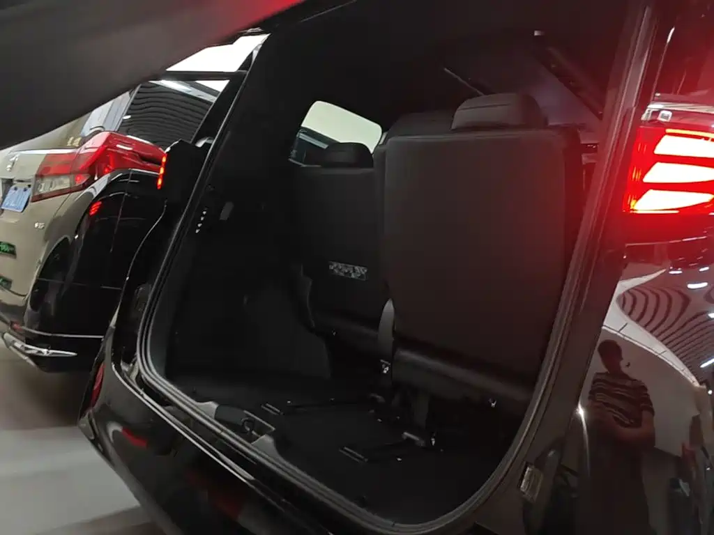Toyota Alphard — миниатюра 19