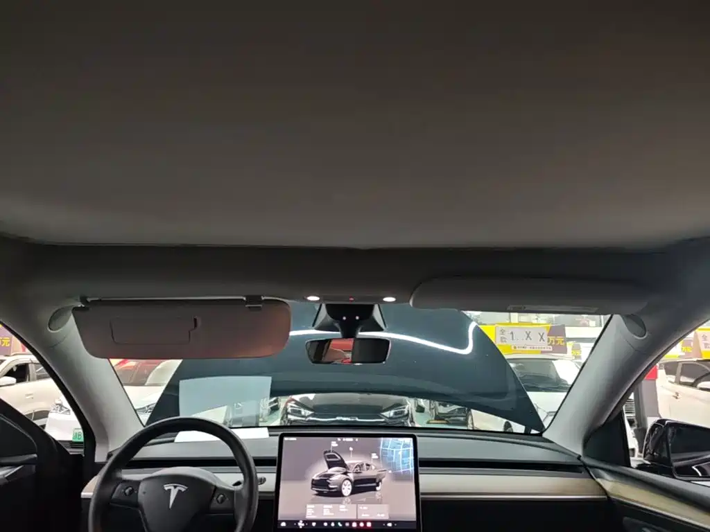 Tesla Model Y — миниатюра 18