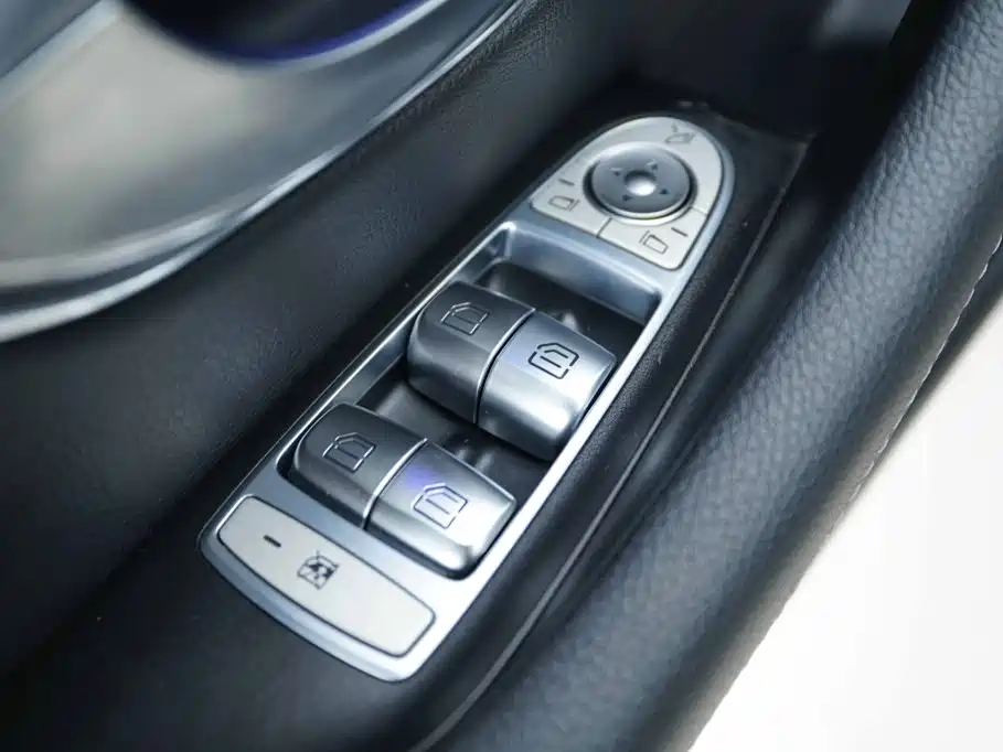 Mercedes-Benz E-Class — миниатюра 9