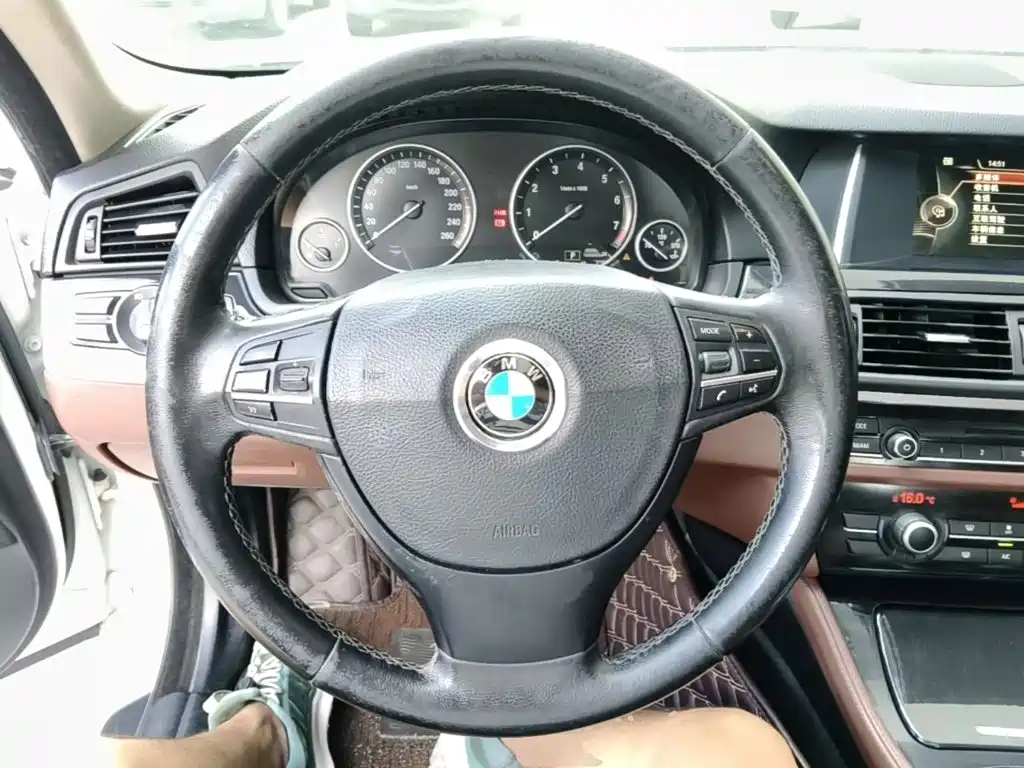 BMW 5 Series — миниатюра 11