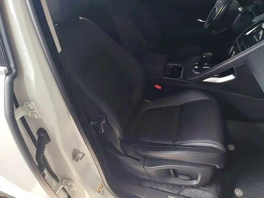 Jaguar E-PACE — миниатюра 25