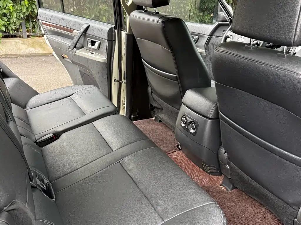 Mitsubishi Pajero (Import) — миниатюра 9