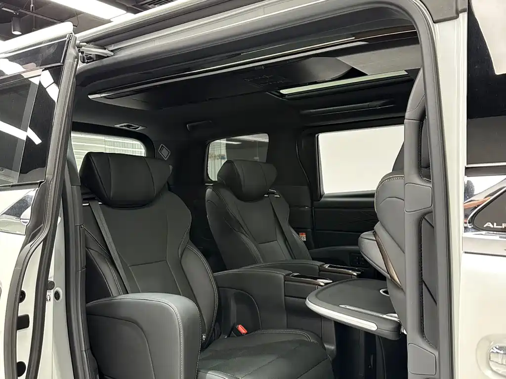 Toyota Alphard - фото 6