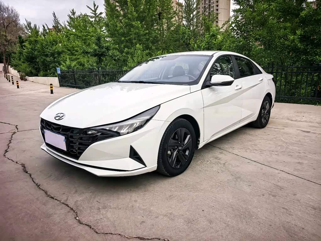 Hyundai Elantra 1.5 л 2023 г. Белый, пробег 40000 км