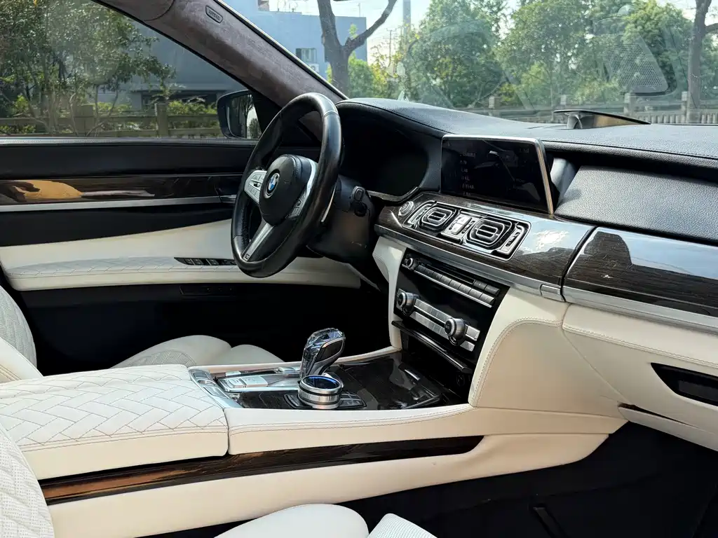 BMW 7 Series — миниатюра 18