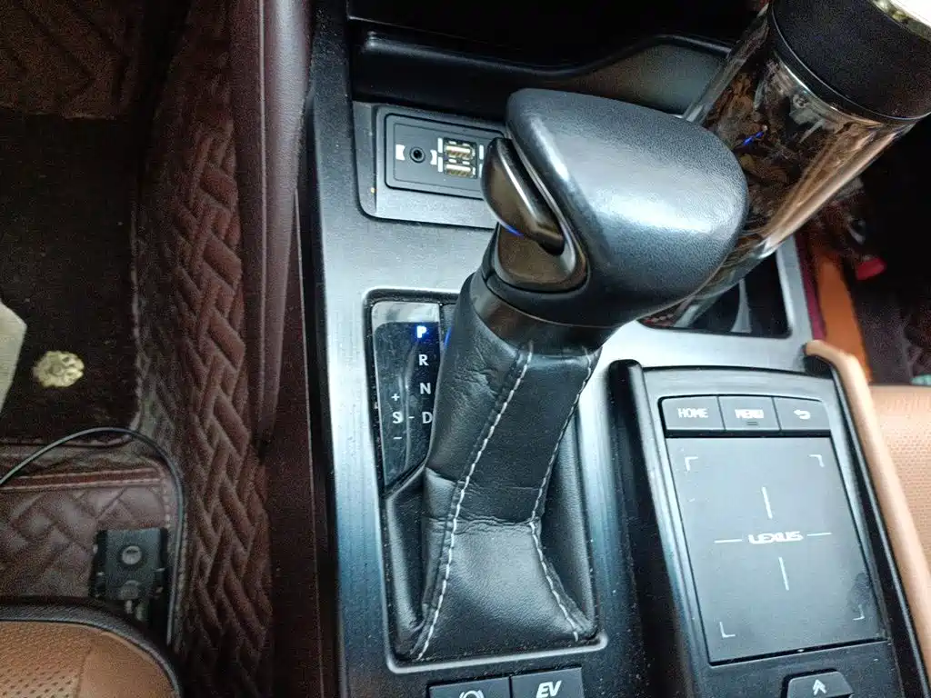 Lexus ES 2018 300h VI