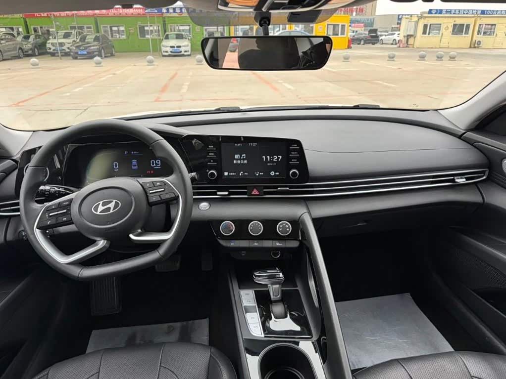 Hyundai Elantra 1.5 л 2024 г. Белый, пробег 27599 км