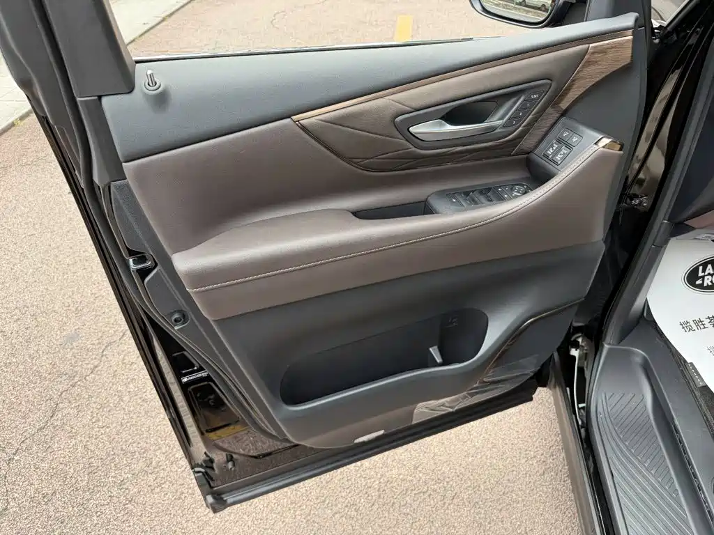 Toyota Alphard — миниатюра 6