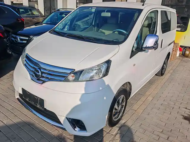nissan nv200