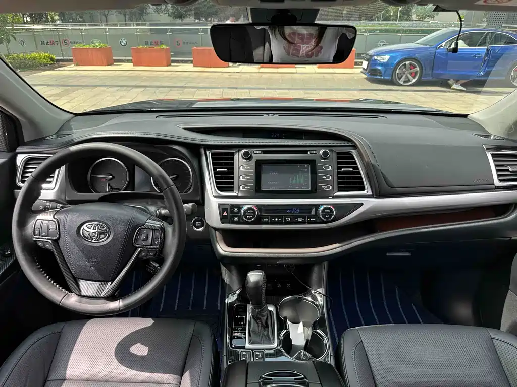 Toyota Highlander 2021 2.0T Luxury 7 мест