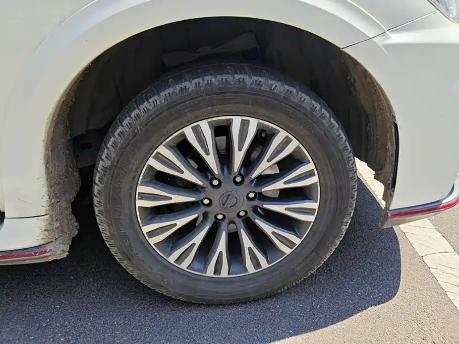 Nissan Patrol — миниатюра 6