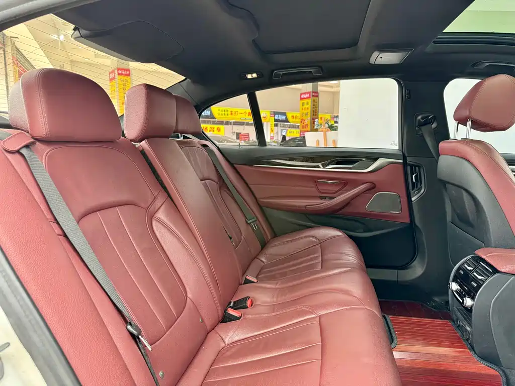 BMW 5 Series — миниатюра 13