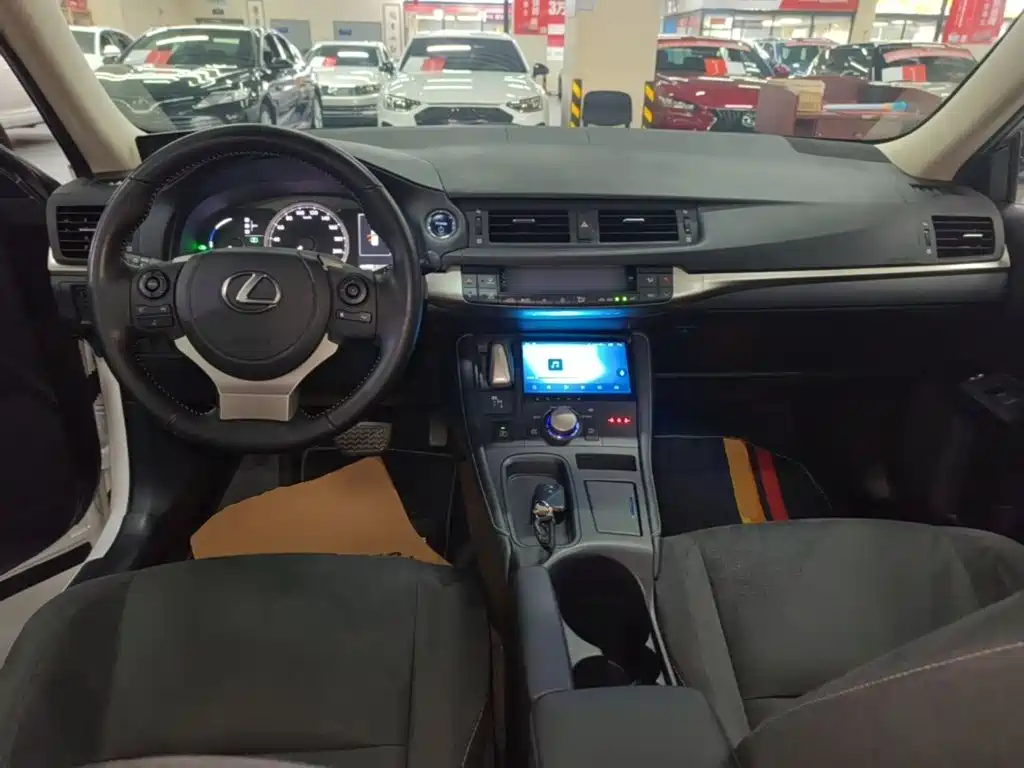 Lexus CT — миниатюра 10
