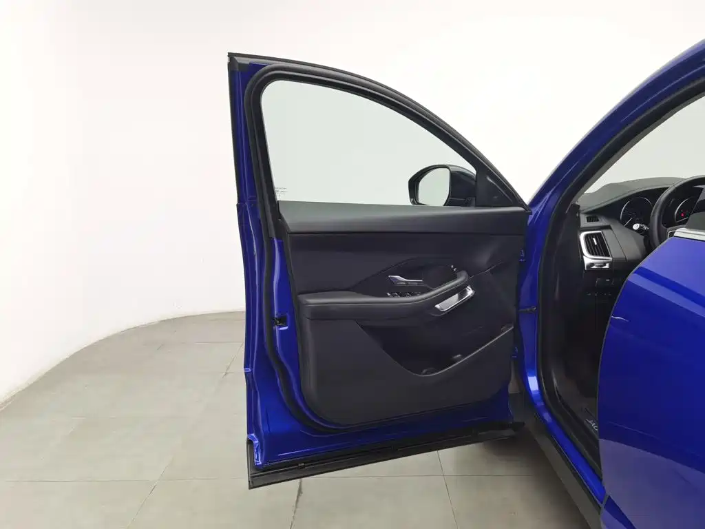 Jaguar E-PACE — миниатюра 8