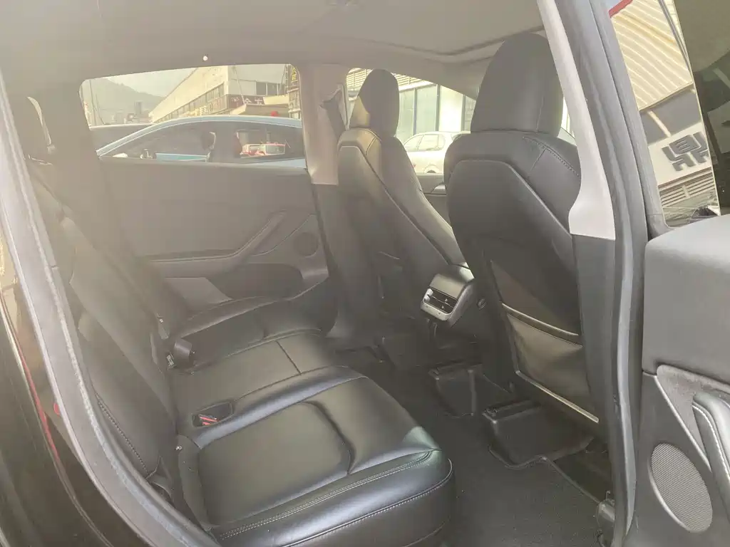 Tesla Model Y - фото 8