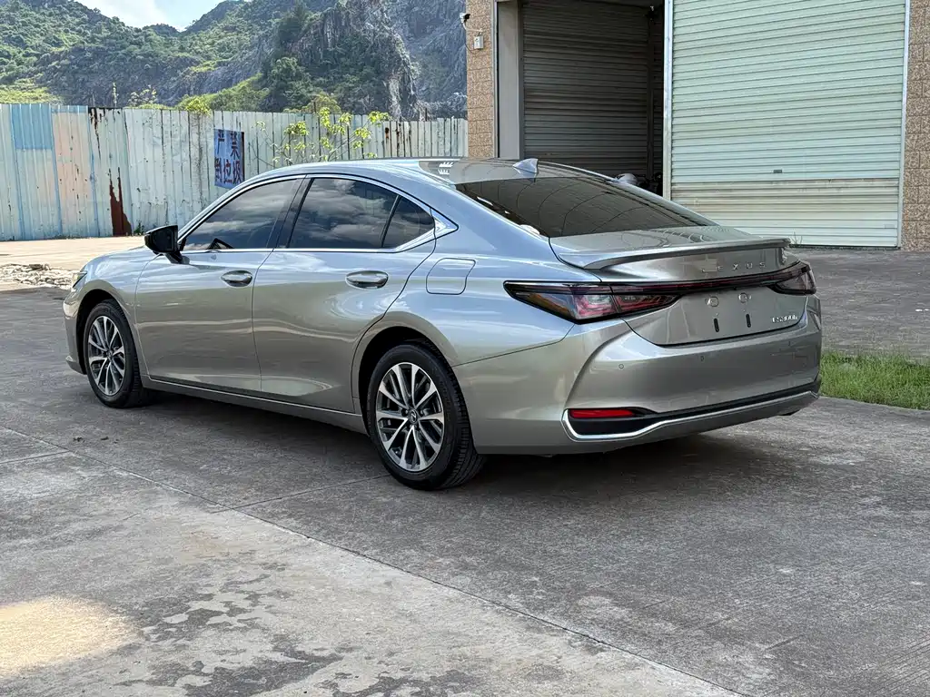 Lexus ES — миниатюра 12