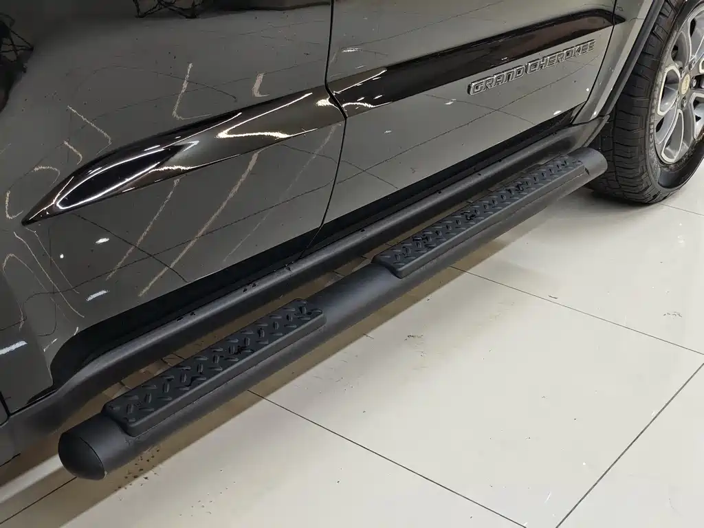 Jeep Grand Cherokee (Import) — миниатюра 18