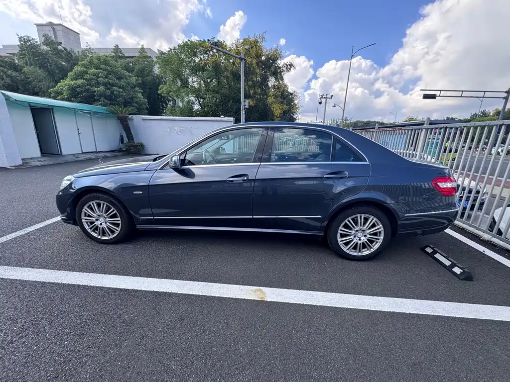 Mercedes-Benz E-Class — миниатюра 8