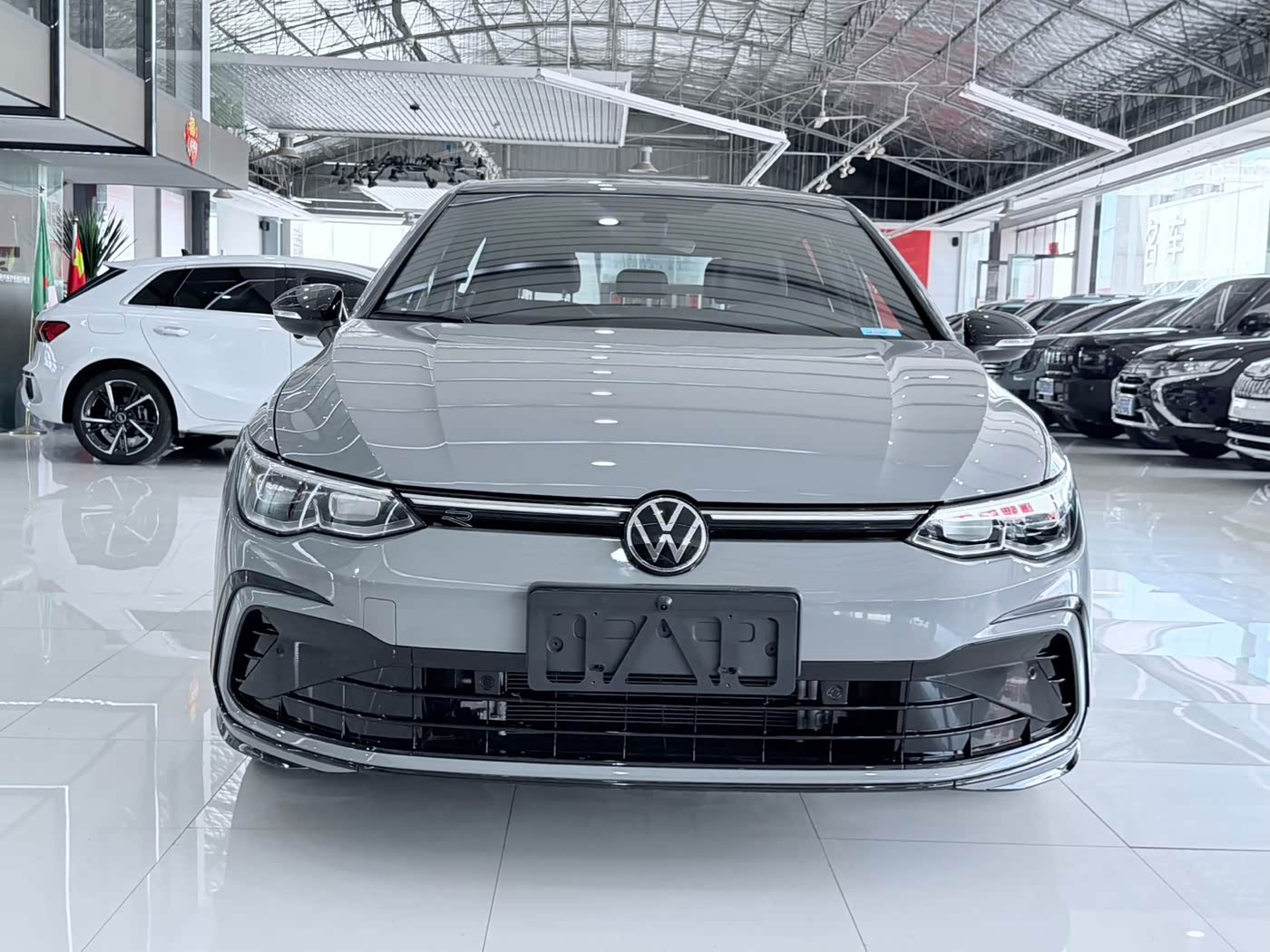 Volkswagen Golf 1.4 л 2023 г. Серебристо-серый, пробег 20000 км