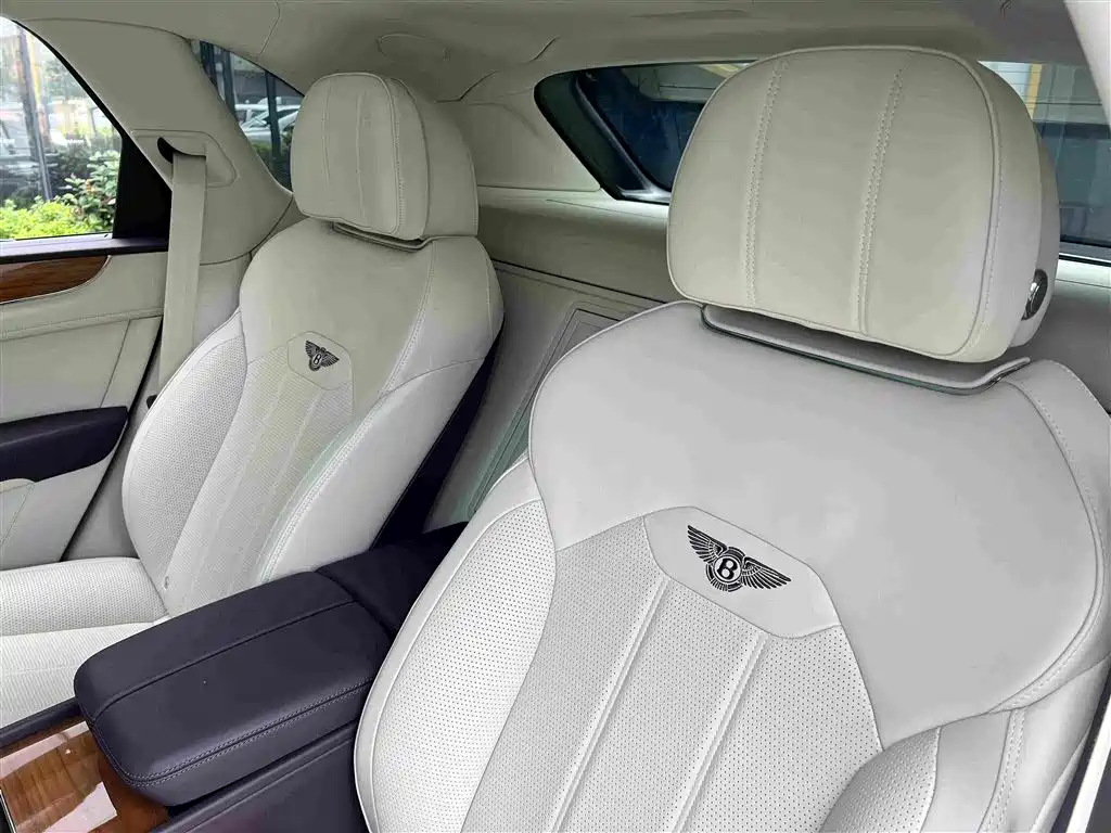 Bentley Bentayga — миниатюра 5