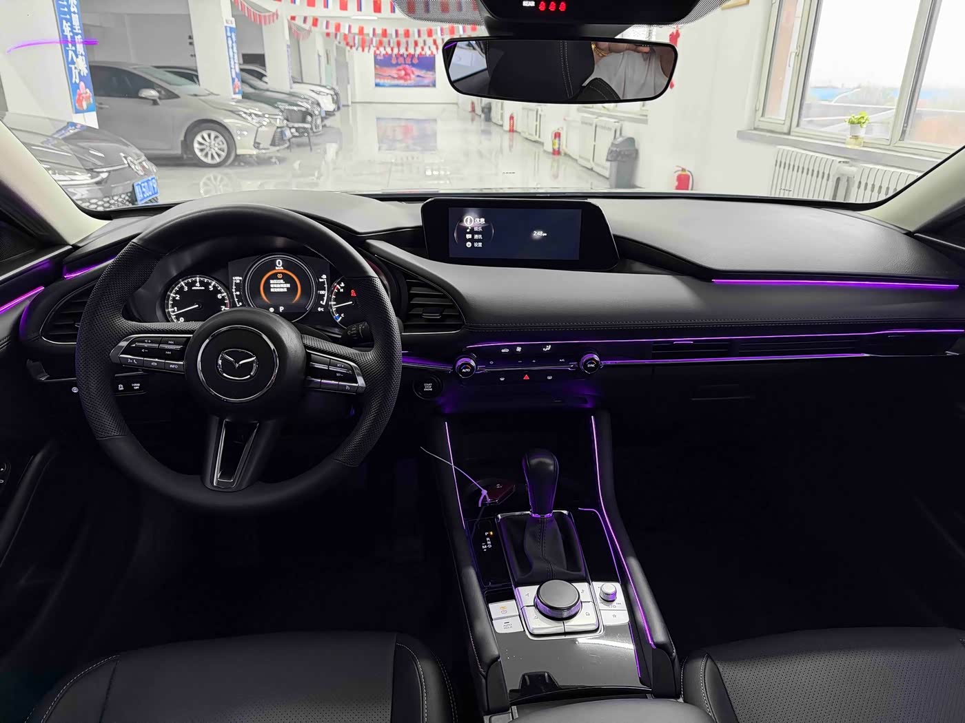 Mazda Mazda3 Axela 2.0 л 2023 г. Серебристо-серый, пробег 21000 км