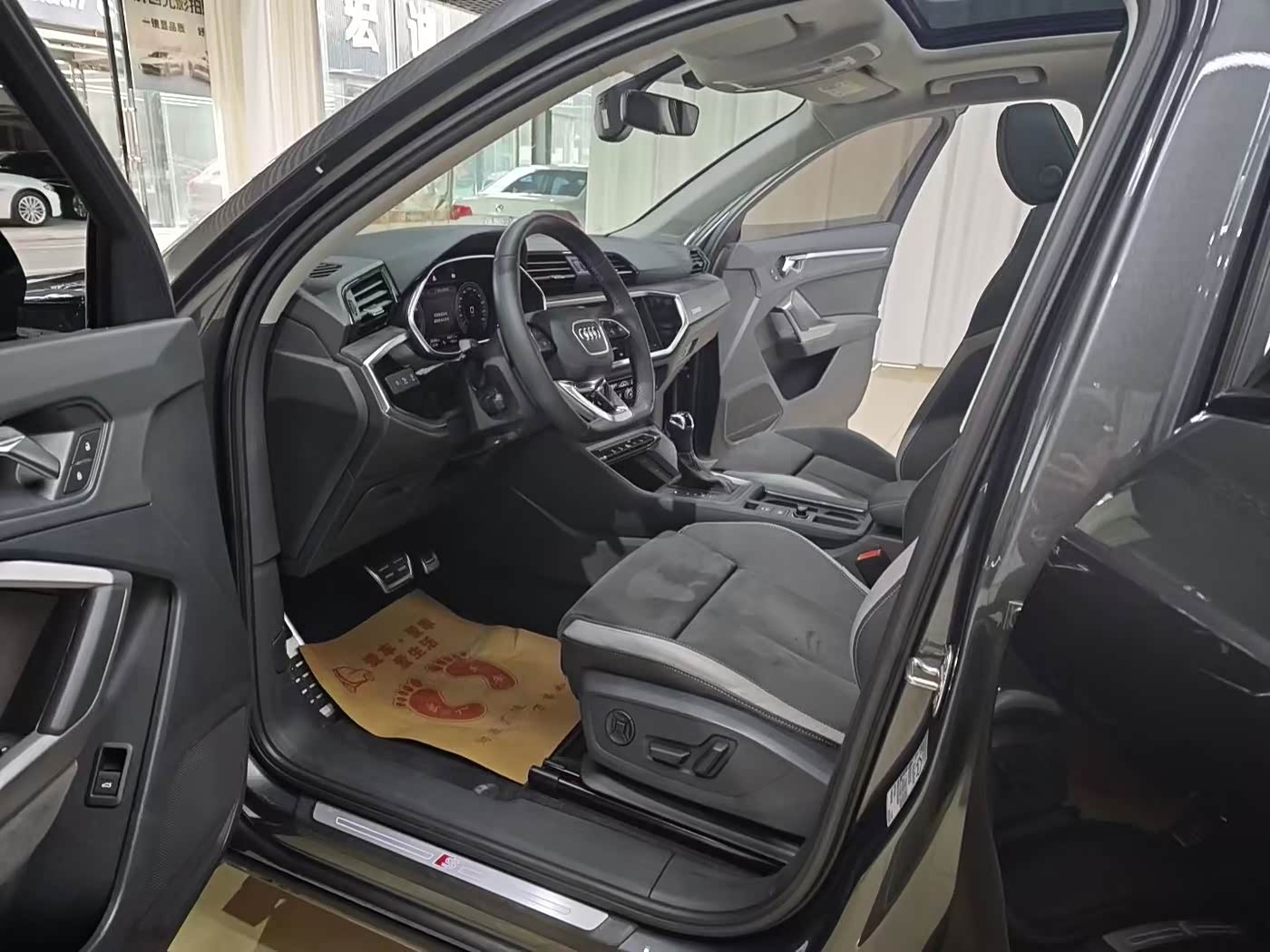 Audi Q3 1.4 л 2023 г. Серебристо-серый, пробег 38000 км