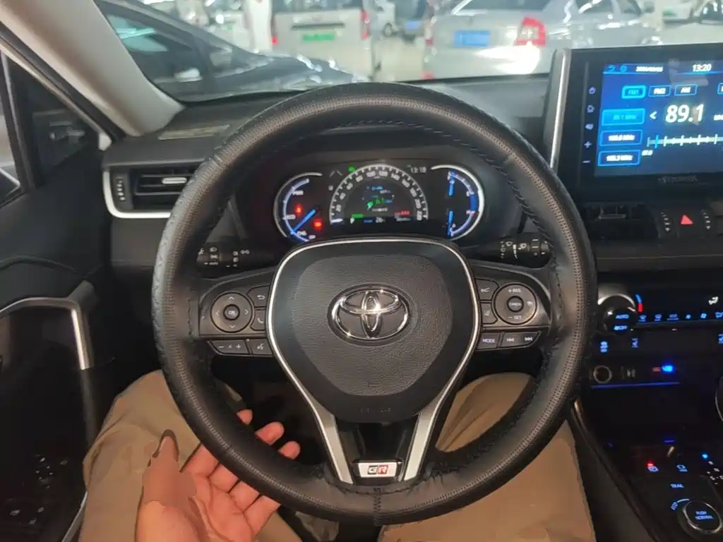 Toyota RAV4 — миниатюра 11